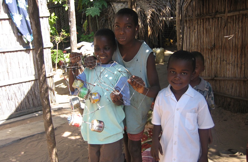 Valentín jugant amb un camió de filferro
