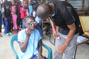 Revisión ocular a una niña