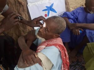 Revisión ocular a un hombre