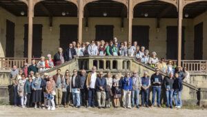 Grupo de personas en una escalinata Grupo de personas en una escalinata