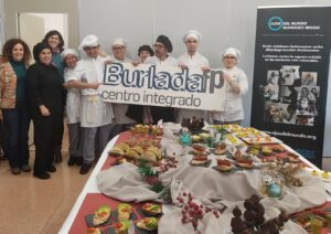 Los alumnos del CI Burlada vestidos de cocineros y delante una mesa con los platos preparados Los alumnos del CI Burlada vestidos de cocineros y delante una mesa con los platos preparados
