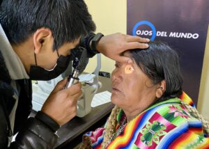 Revisión ocular a una mujer Revisión ocular a una mujer