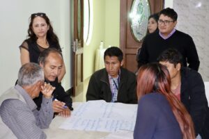 Mesa con los asistentes al taller de rendición de cuentas del proyecto en Oruro 
